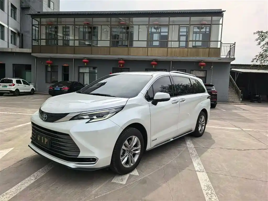 Toyota Sienna 2021 2.5L Hybrid Ultimate Edition фото 2