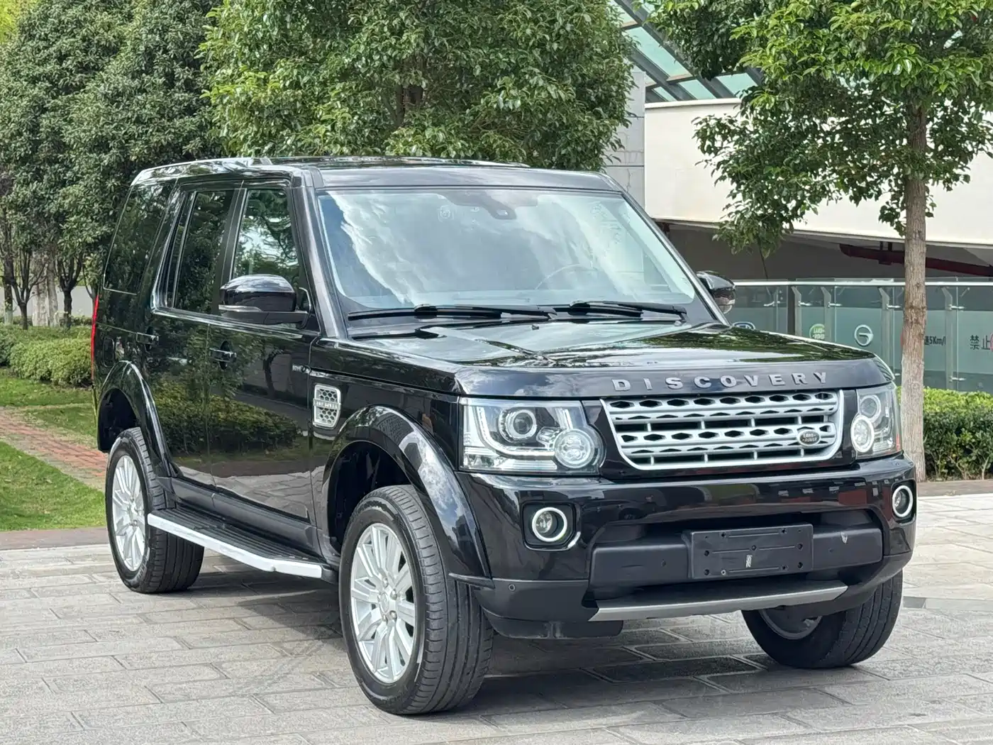 Land Rover Discovery 2015 3.0 SDV6 HSE Diesel фото 2