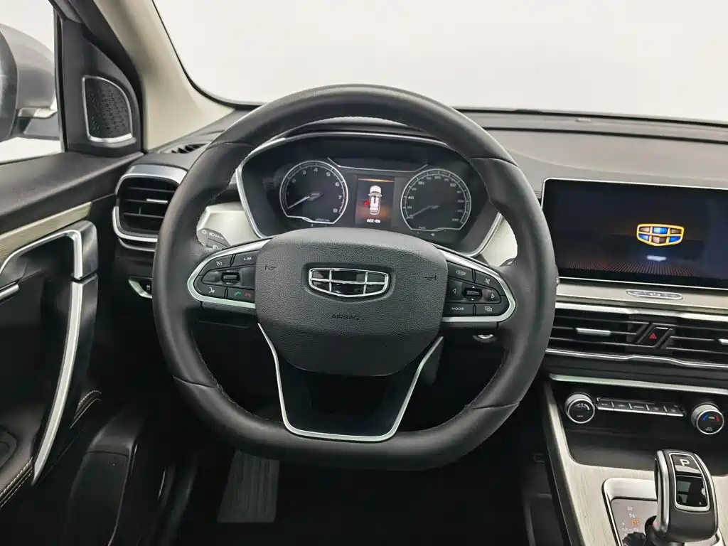 Фото 11 - Geely Binyue