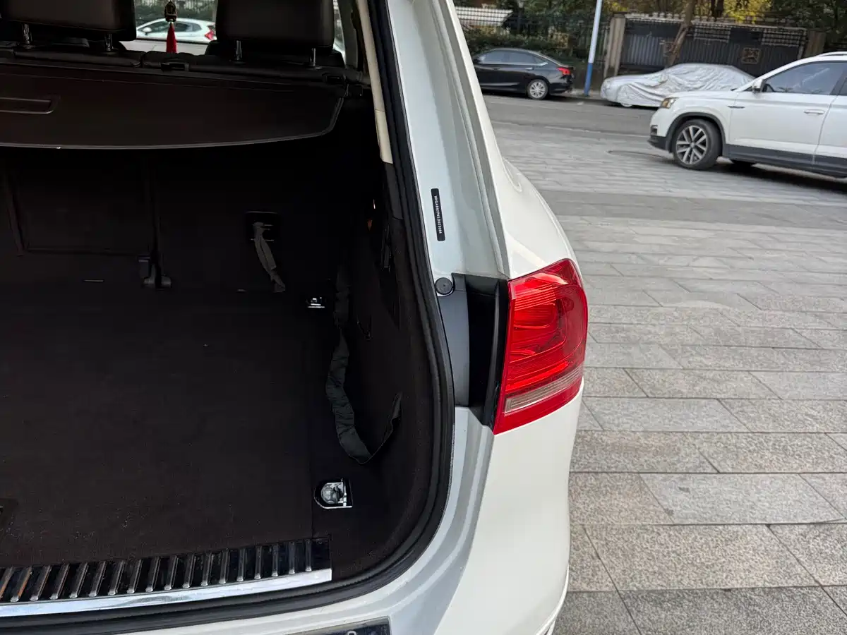 Volkswagen Touareg 2013 3.0TSI X 10th Anniversary Limited Edition фото 17