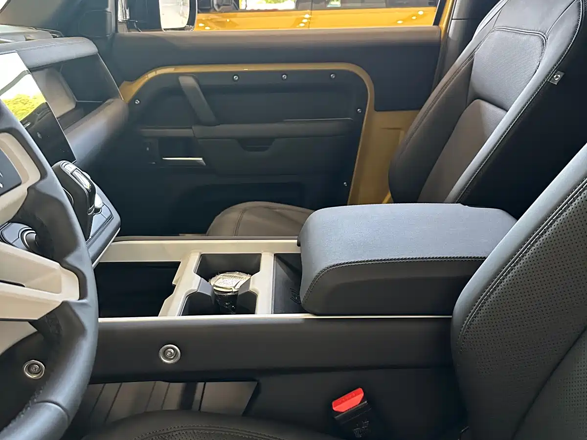 Land Rover Defender 2026 Model 90 2.0T P300 S фото 4
