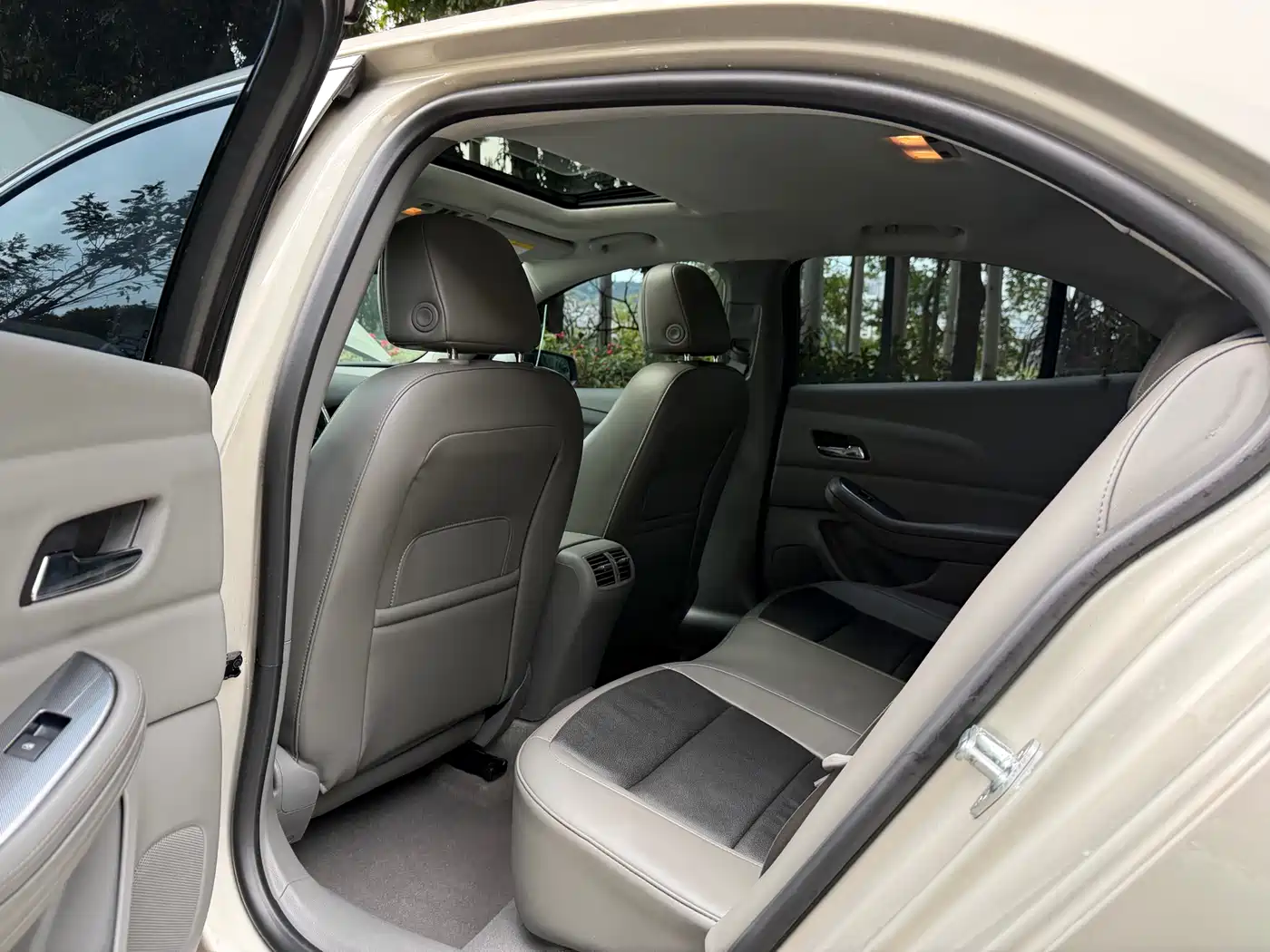Chevrolet Malibu 2014 2.0L Automatic Luxury фото 7