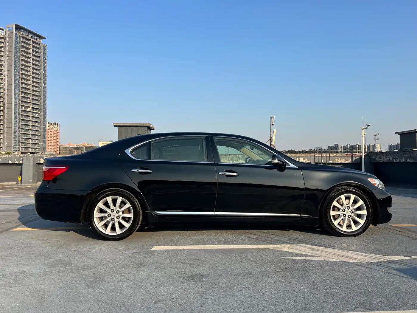 Фото 7 - Lexus LS
