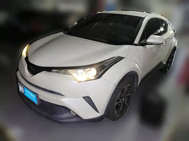 Toyota C-HR 2018 2.0L Leading Edition China VI — фото 1