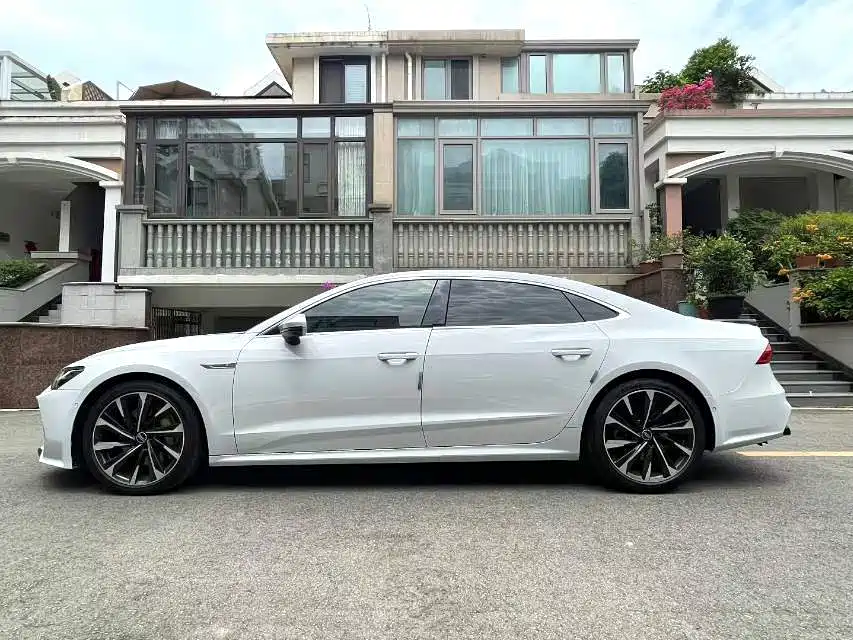 Фото 8 - Audi A7L