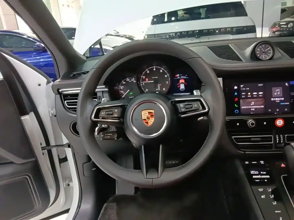 PORSCHE MACAN