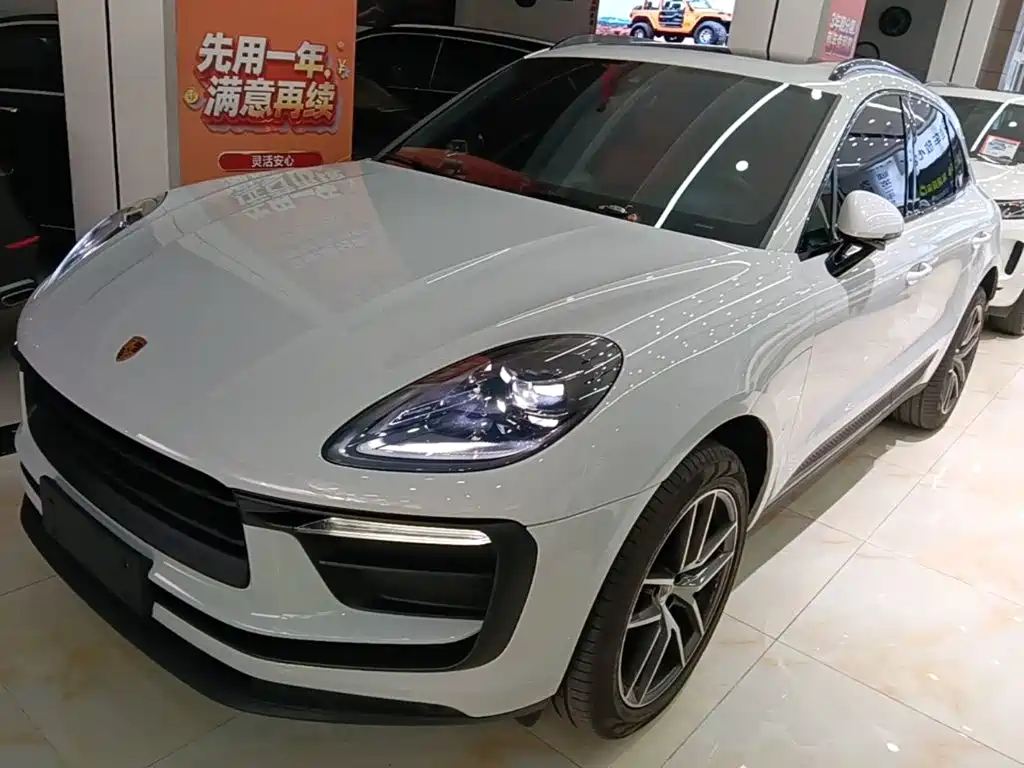 PORSCHE MACAN