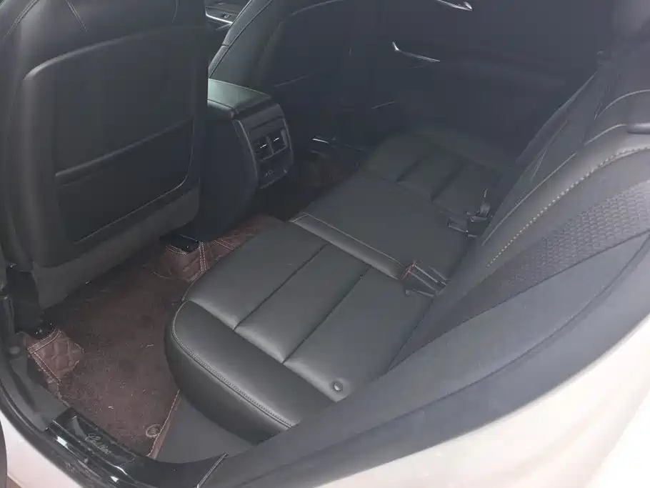Фото 11 - Cadillac XT4