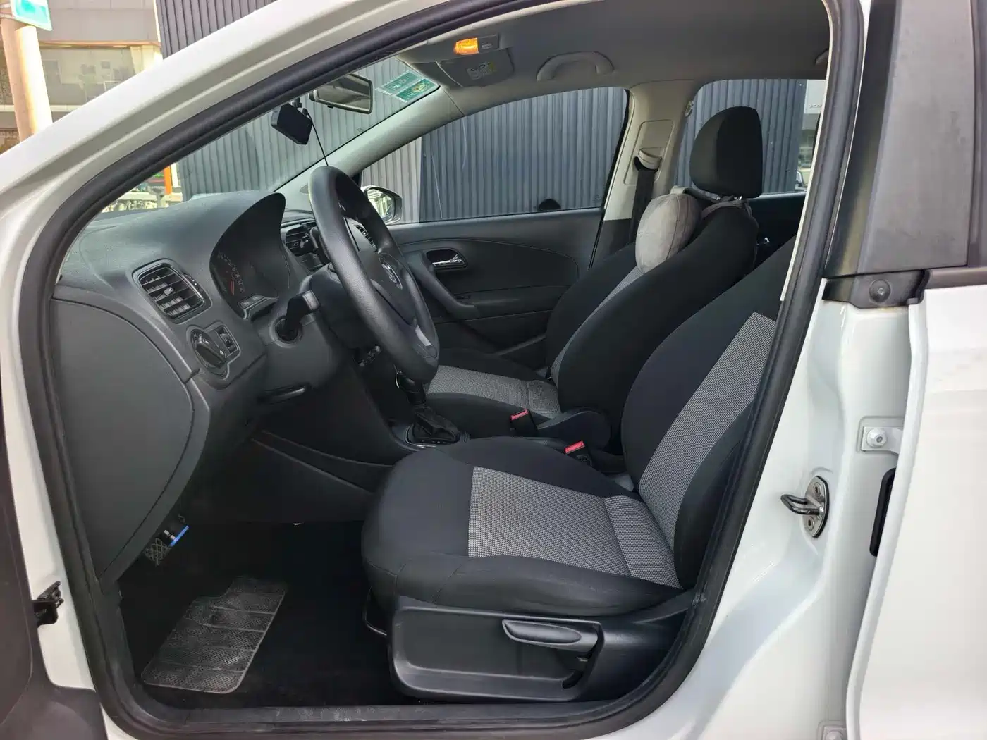 Volkswagen Polo 2016 1.4L Automatic Trend фото 8