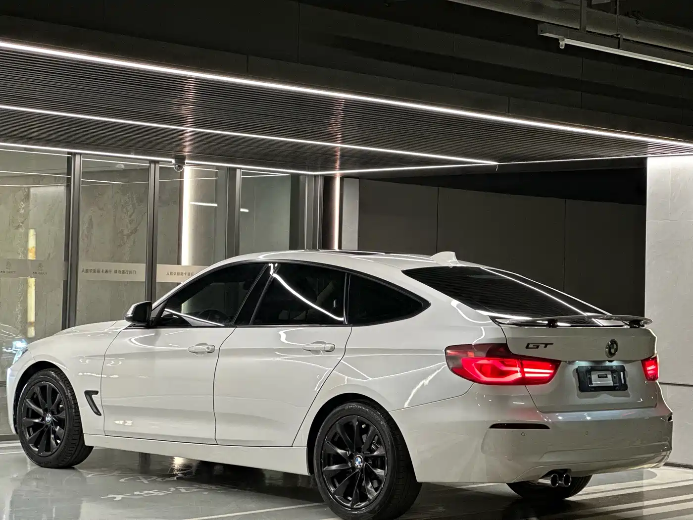 BMW 3 Series GT 2018 320i Fashion фото 31