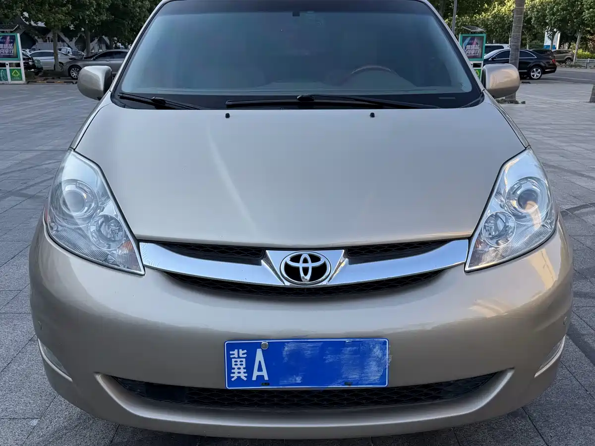 Toyota Sienna фото 2