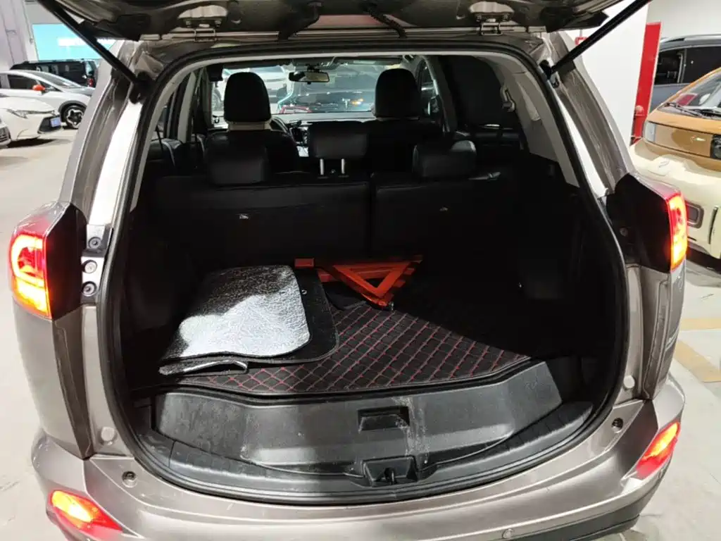 Photo 19 - Toyota RAV4