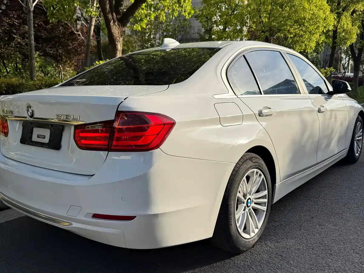 Photo 15 - BMW 3 Series