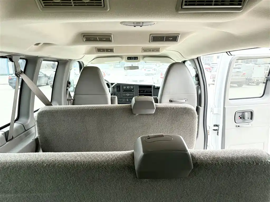 GMC Savana 2012 6.0L Leader Classic Edition фото 13