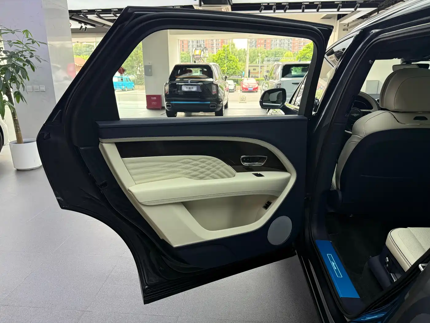 Bentley Bentayga 2025 2024 4.0T V8 Long Wheelbase Yadu Edition