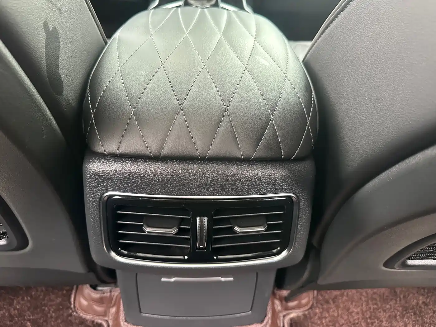 Hongqi HS5 2022 Facelift 2.0T Smart Flag Enjoyment Edition фото 14