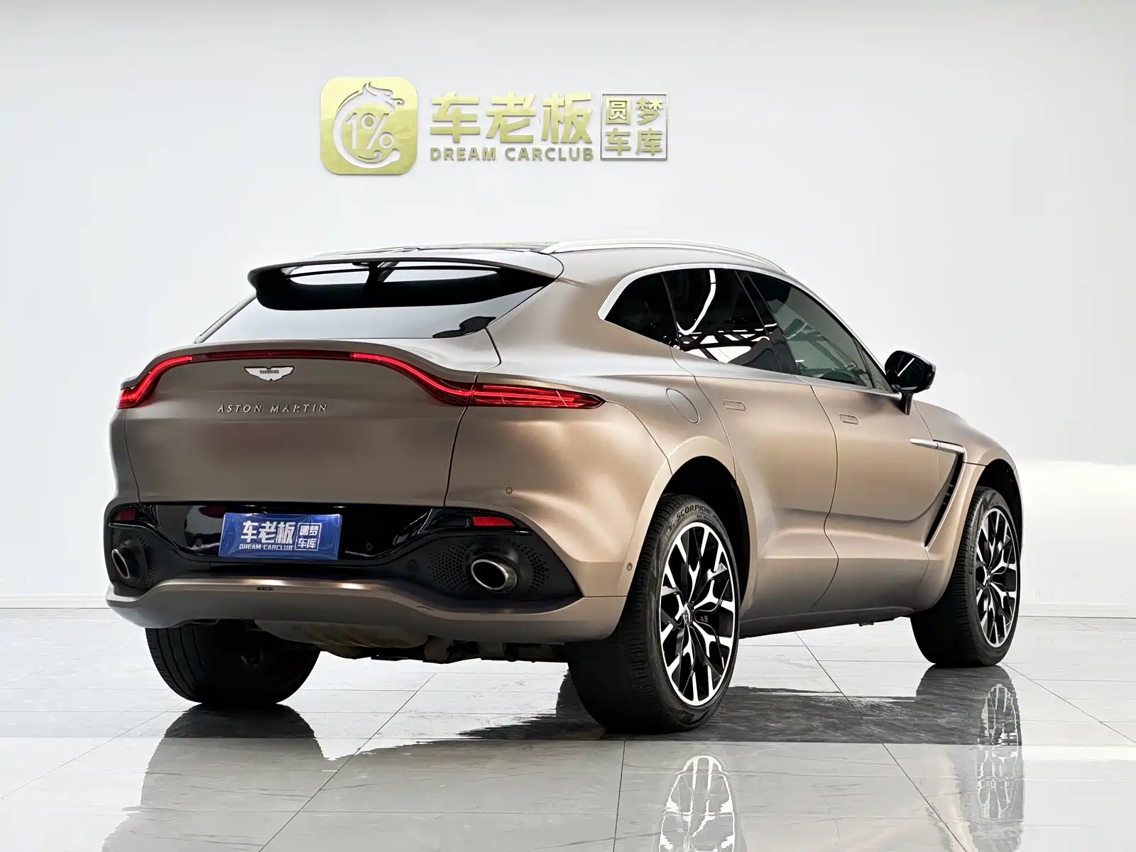 Фото 4 - Aston Martin DBX