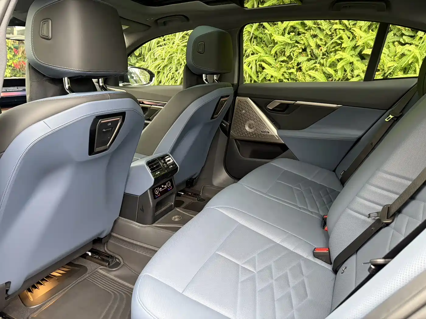 BMW 5 Series 2025 530Li Premium M Sport Package фото 10