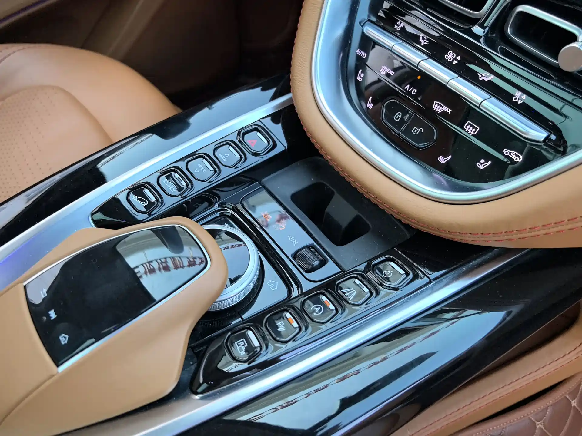 Фото 24 - Aston Martin DBX