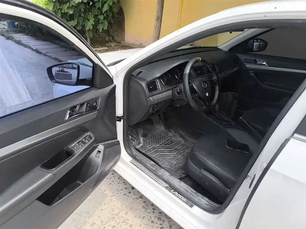Volkswagen Lavida 2015 230TSI DSG Comfort Edition фото 16