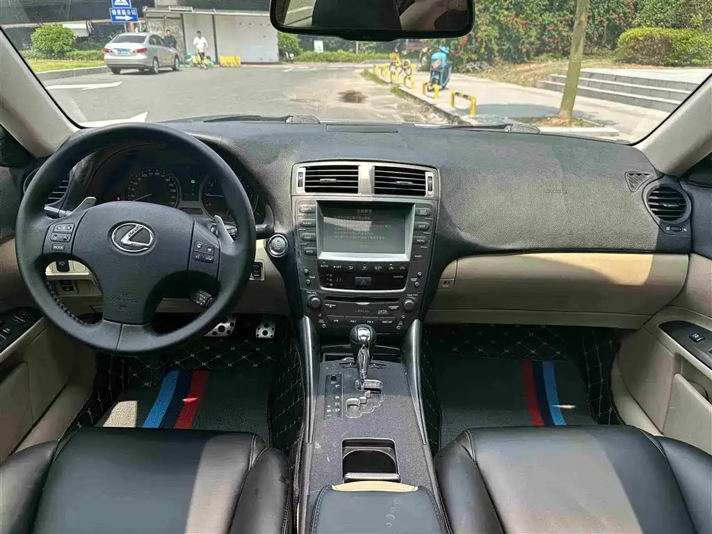 Фото 5 - Lexus IS