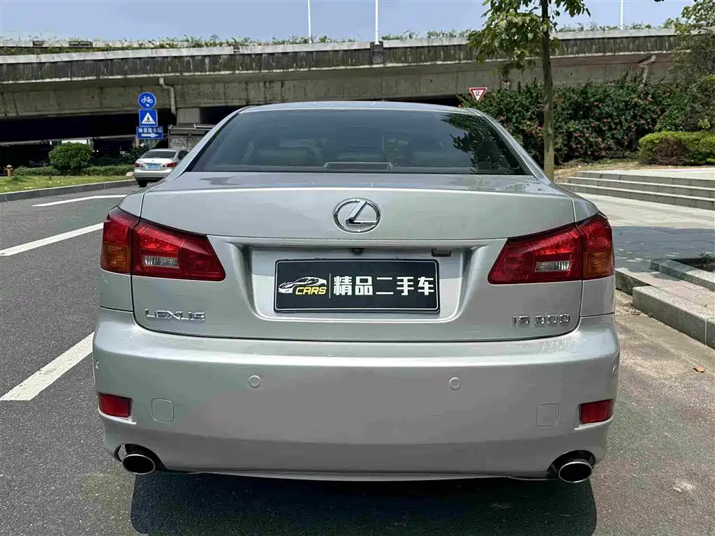 Фото 8 - Lexus IS