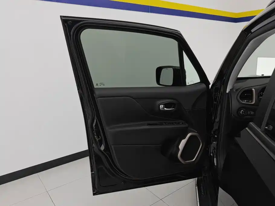 Photo 7 - Jeep Renegade
