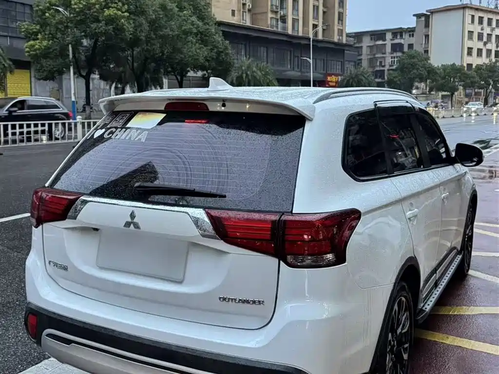 MITSUBISHI OUTLANDER