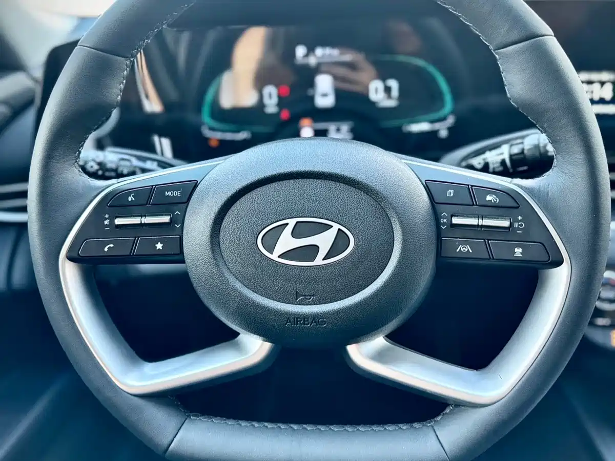 Hyundai Elantra 2023 Model 1.5L CVT LUX Premium Edition фото 22
