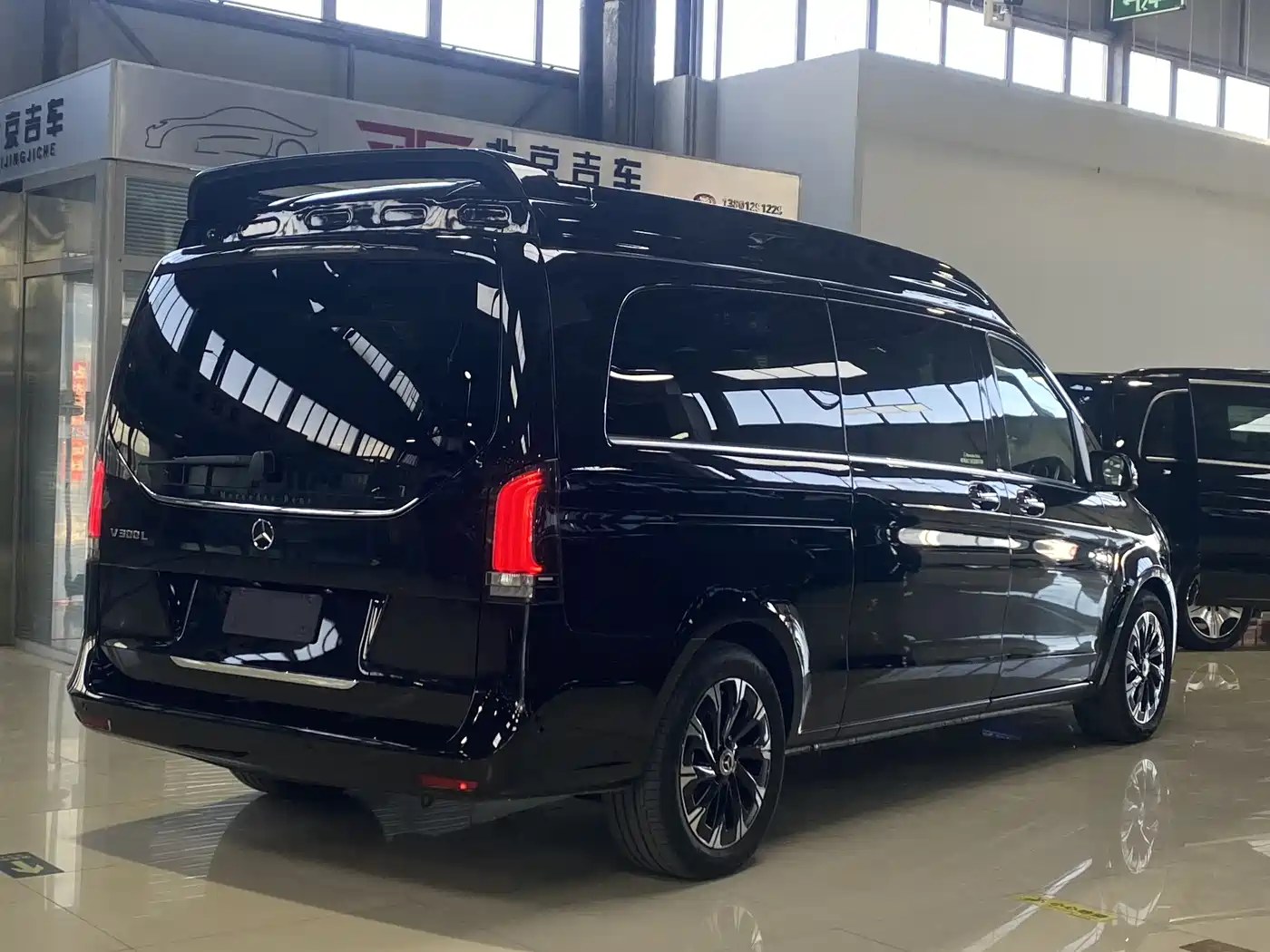 Mercedes-Benz V-Class 2024 V 300 L Long Wheelbase Luxury Edition фото 19