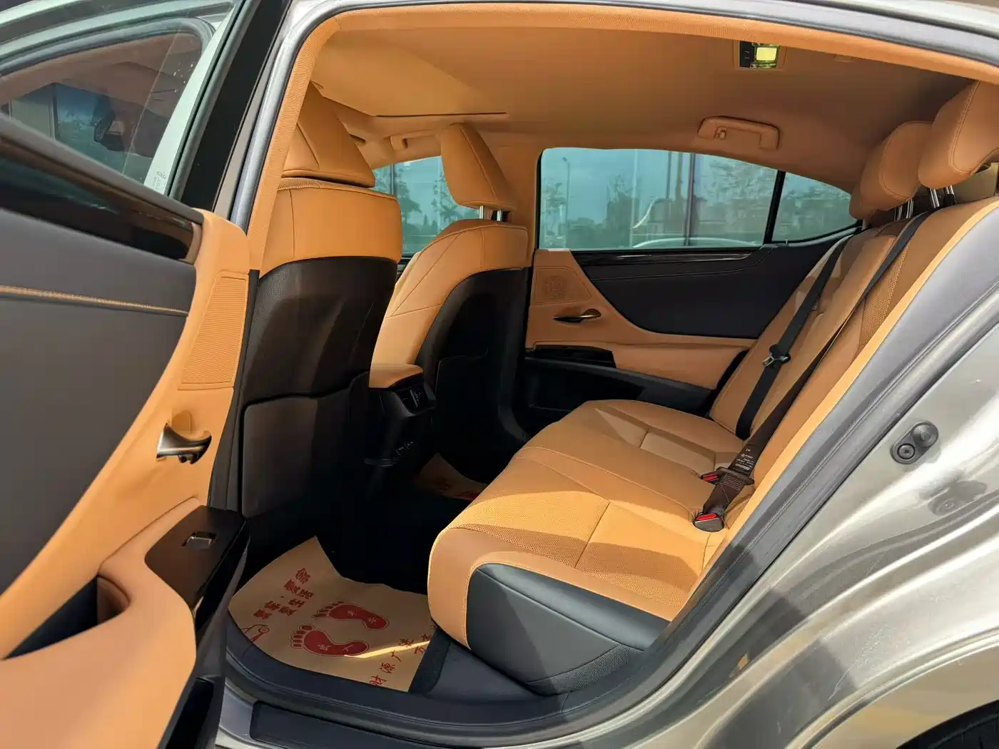 Photo 6 - Lexus ES