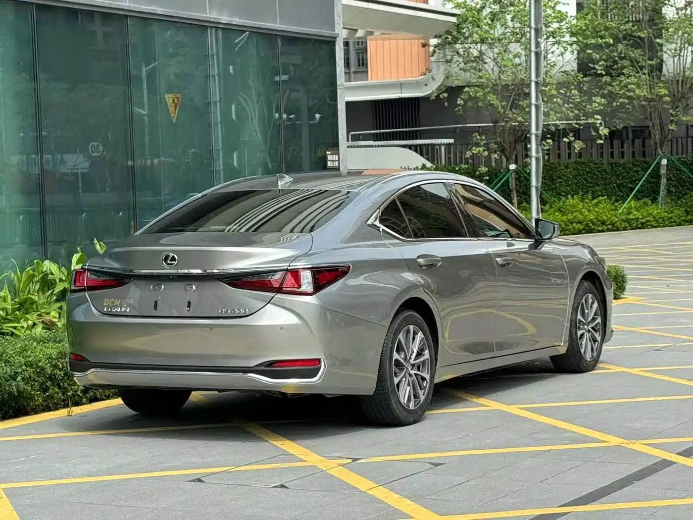 Photo 7 - Lexus ES