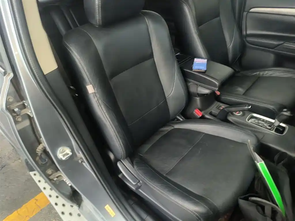 Mitsubishi Outlander (Import) 2014 2.4L 4WD Luxury Value Edition 7-seater фото 25