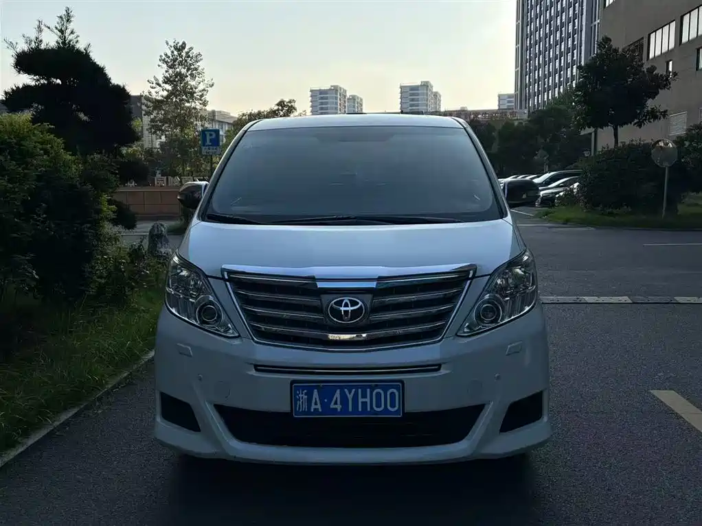 Toyota Alphard фото 2