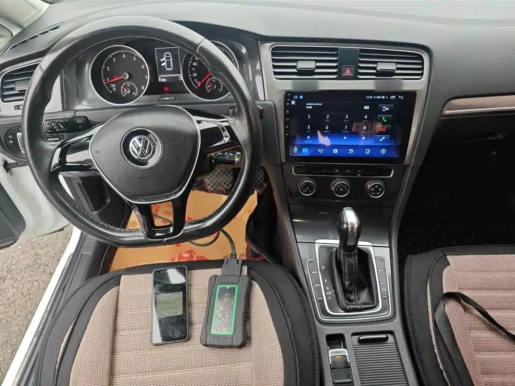 Volkswagen Golf 2017 1.6L Auto Comfort Millionth Edition фото 10