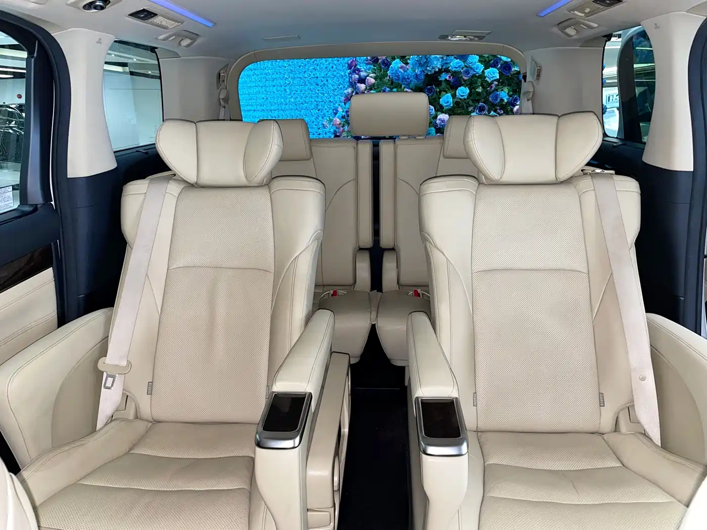 Toyota Alphard 2019 Hybrid 2.5L Luxury фото 21