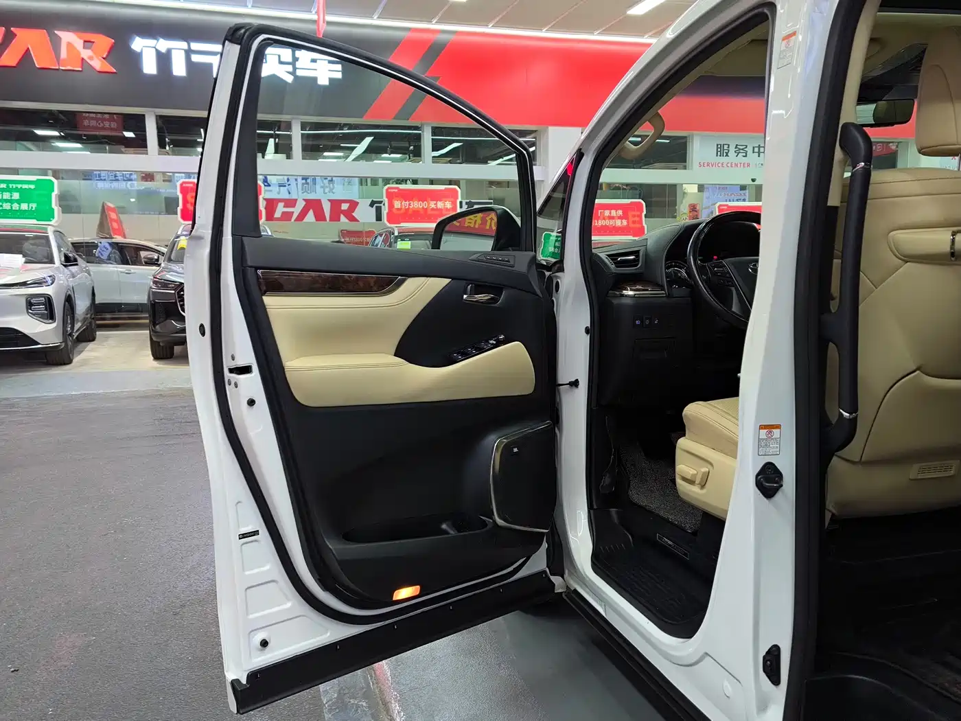 Toyota Alphard 2019 Hybrid 2.5L Luxury фото 24