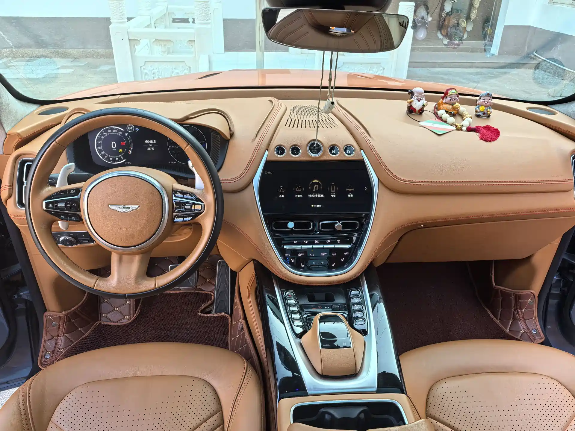 Фото 36 - Aston Martin DBX