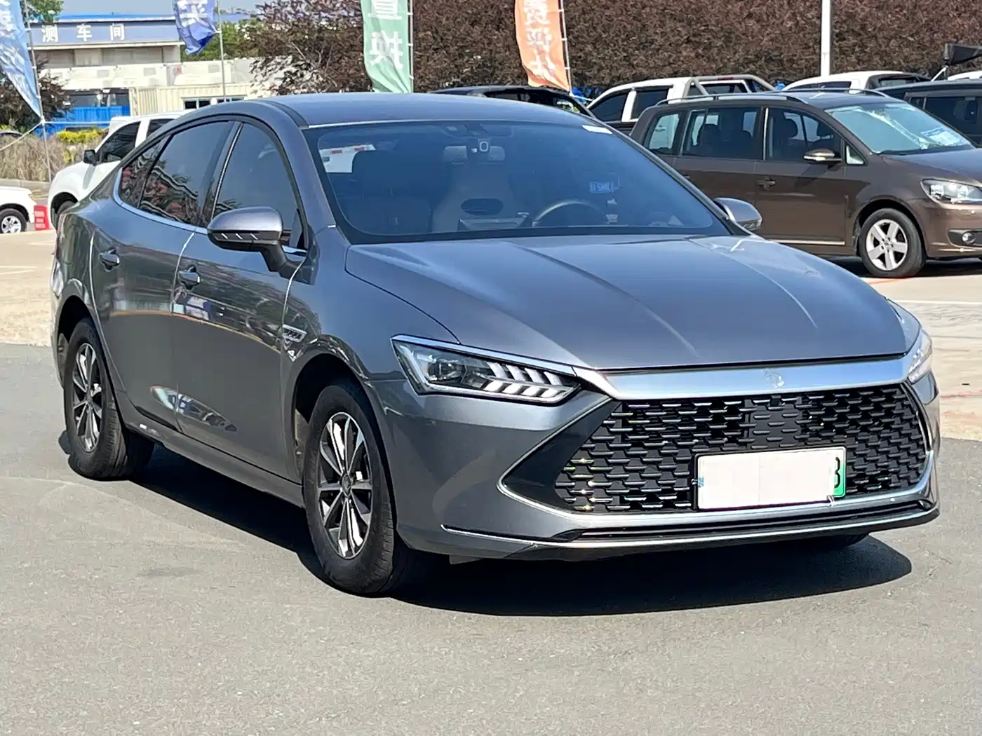 BYD Qin PLUS 2024 Glory Edition DM-i 55KM Leading фото 3