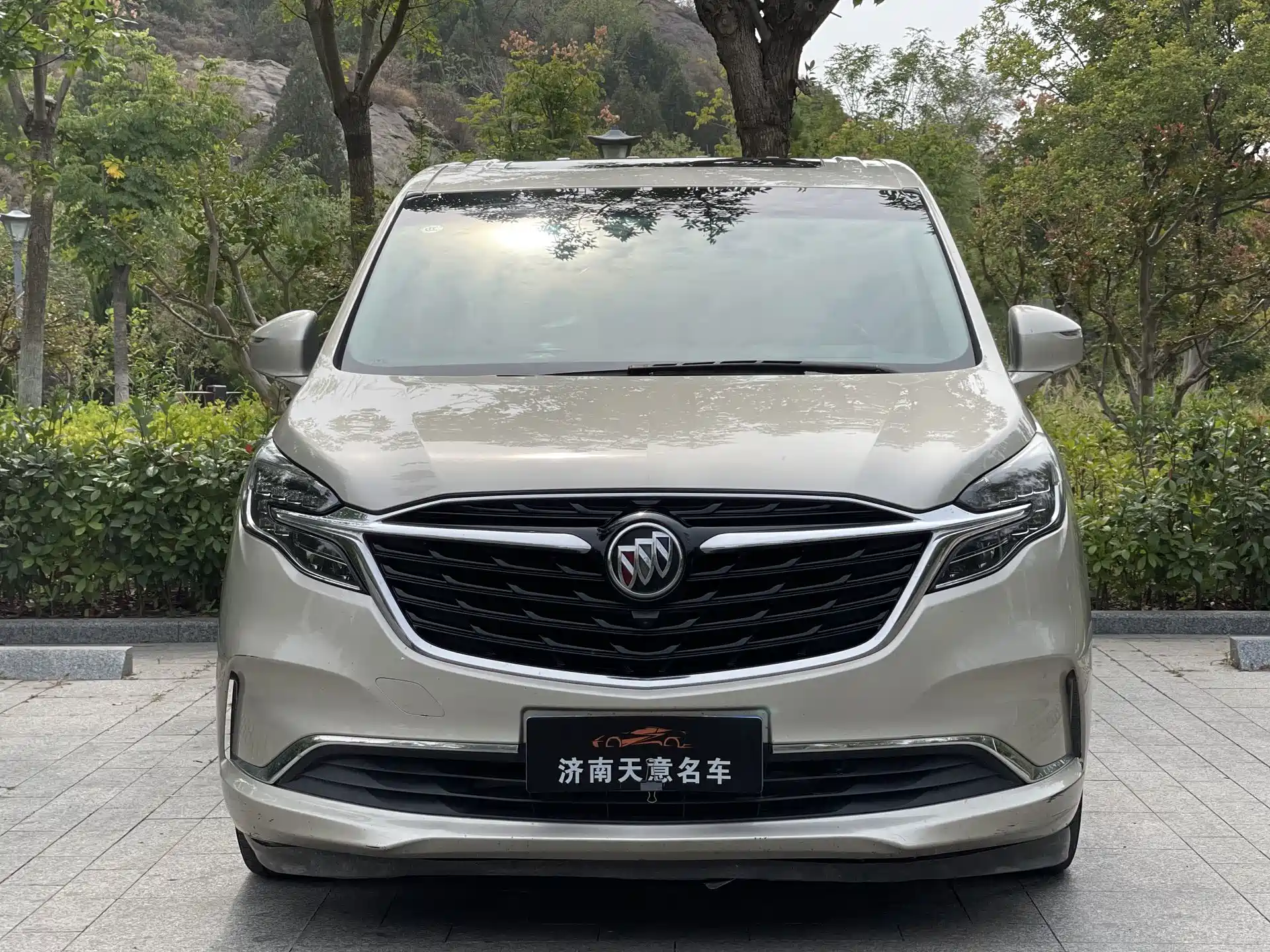 Photo 2 - Buick GL8