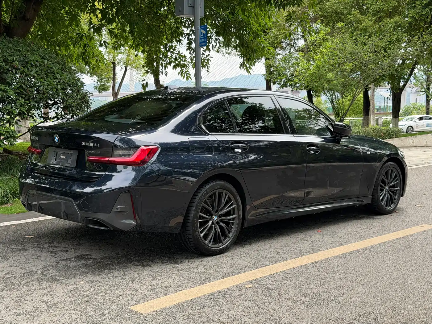 BMW 3 Series 2023 325Li M Sport Black Night Package фото 4