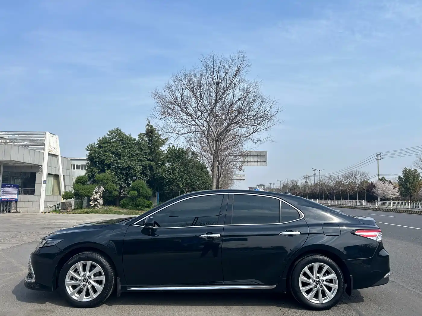 Toyota Camry 2023 2.0G Luxury Edition фото 2