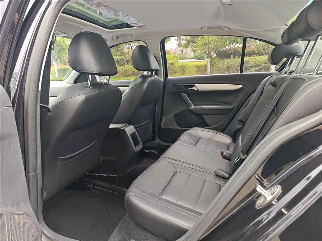 Volkswagen Lavida 2015 1.6L Automatic Comfort Edition фото 6
