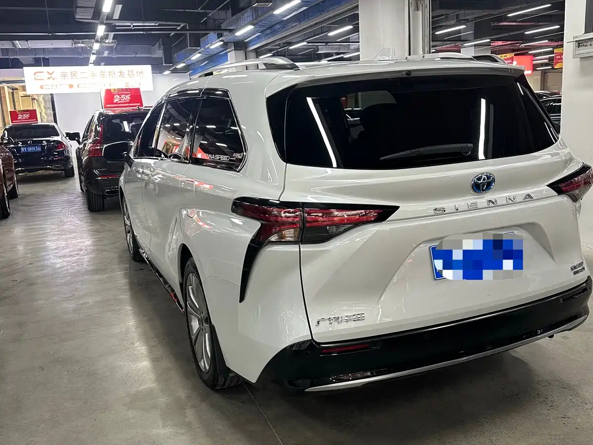 Toyota Sienna 2023 2.5L Hybrid Premium Edition фото 8