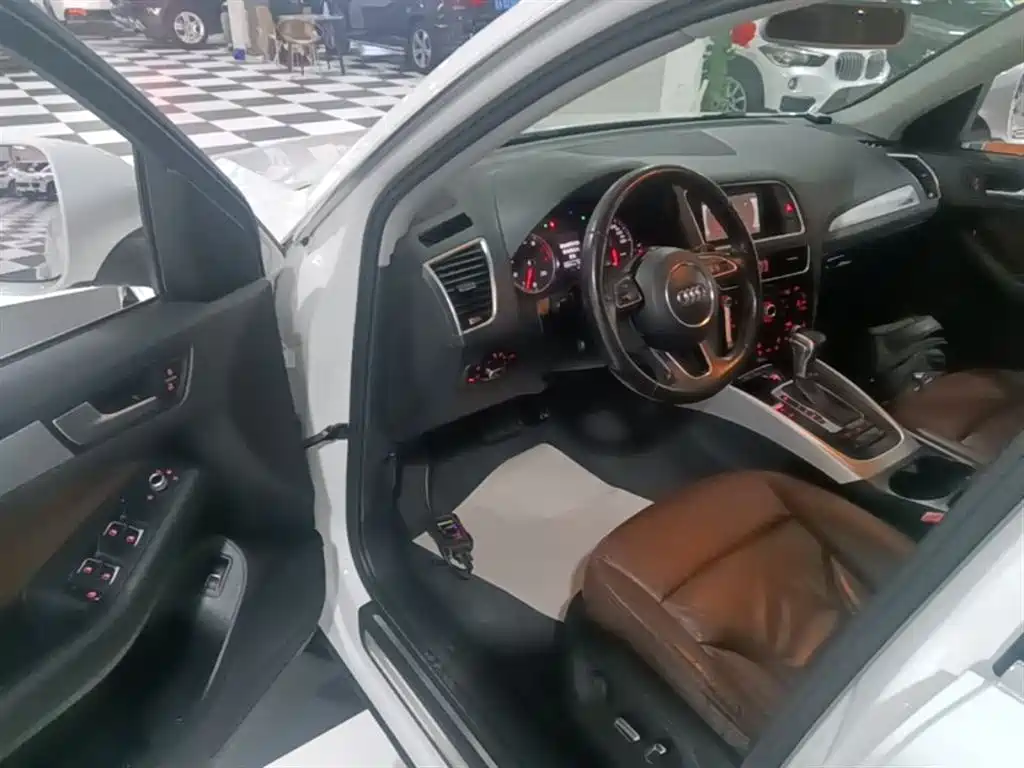 Audi Q5 2015 40 TFSI Technology фото 16