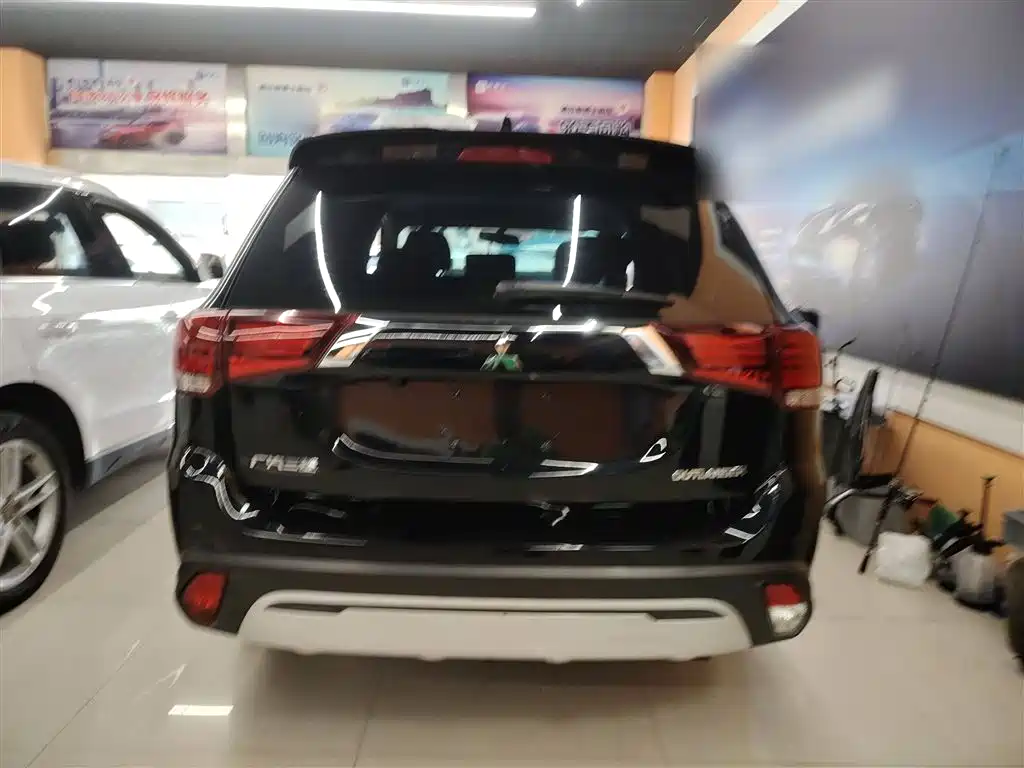 MITSUBISHI OUTLANDER