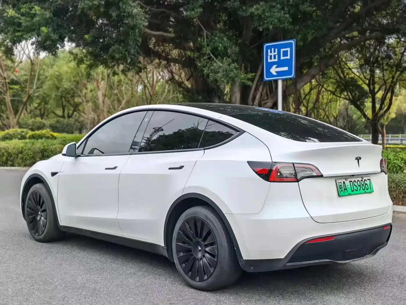 TESLA MODEL Y