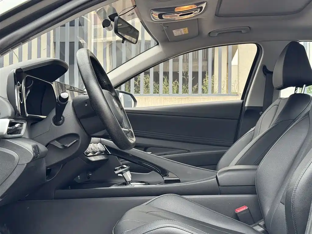 Hyundai Elantra 2023 1.5L CVT GLX Elite Edition фото 4