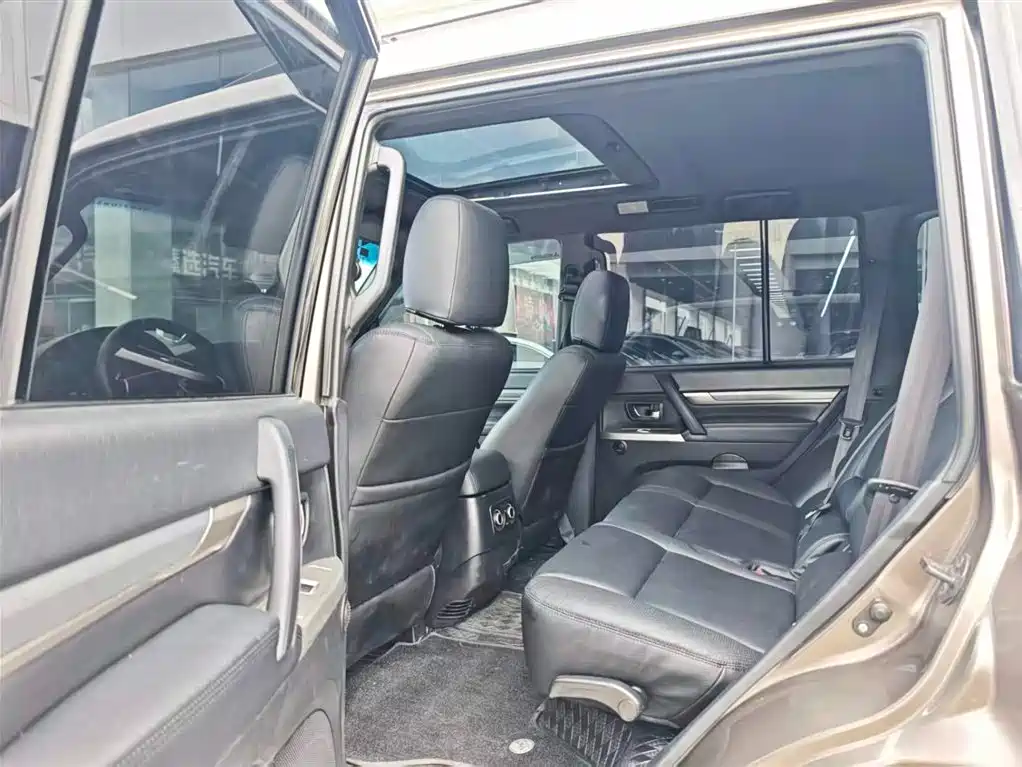 Mitsubishi Pajero (Import) 2012 3.0L Elite Plus Edition фото 3
