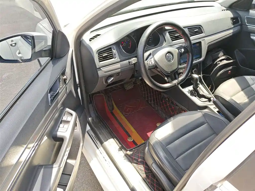 Volkswagen Lavida 2017 1.6L Automatic Comfort Edition фото 16